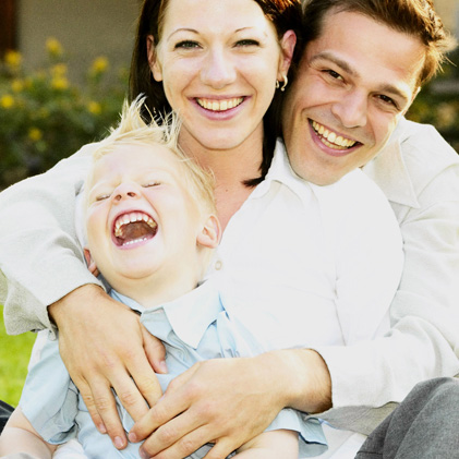 Familia sonriendo